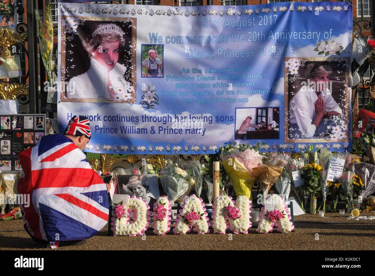 London Uk 31st Aug 2017 Well Wishers Lay Flowers And Pay Tribute Stock Photo Alamy alamy