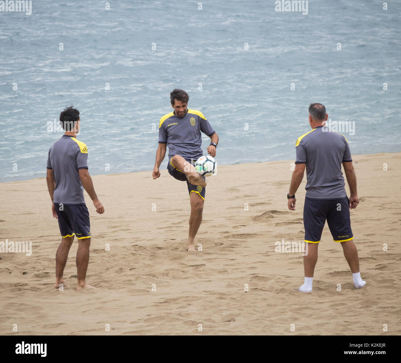 Las Palmas, Gran Canaria, Canary Islands, Spain. 31st August, 2017. With Chelsea striker Loic Remy rumoured to be close to signing for Spanish La Liga team, Las Palmas, the Las Palmas players have a morning training session on one of the city beaches in Las Palmas, the capital of Gran Canaria. UK press reporting that Diego Costa could also be heading to Las Palmas on a four month loan while he waits to re-join Atletico Madrid permanently when their transfer ban gets lifted in January. Credit: ALAN DAWSON/Alamy Live News Stock Photo