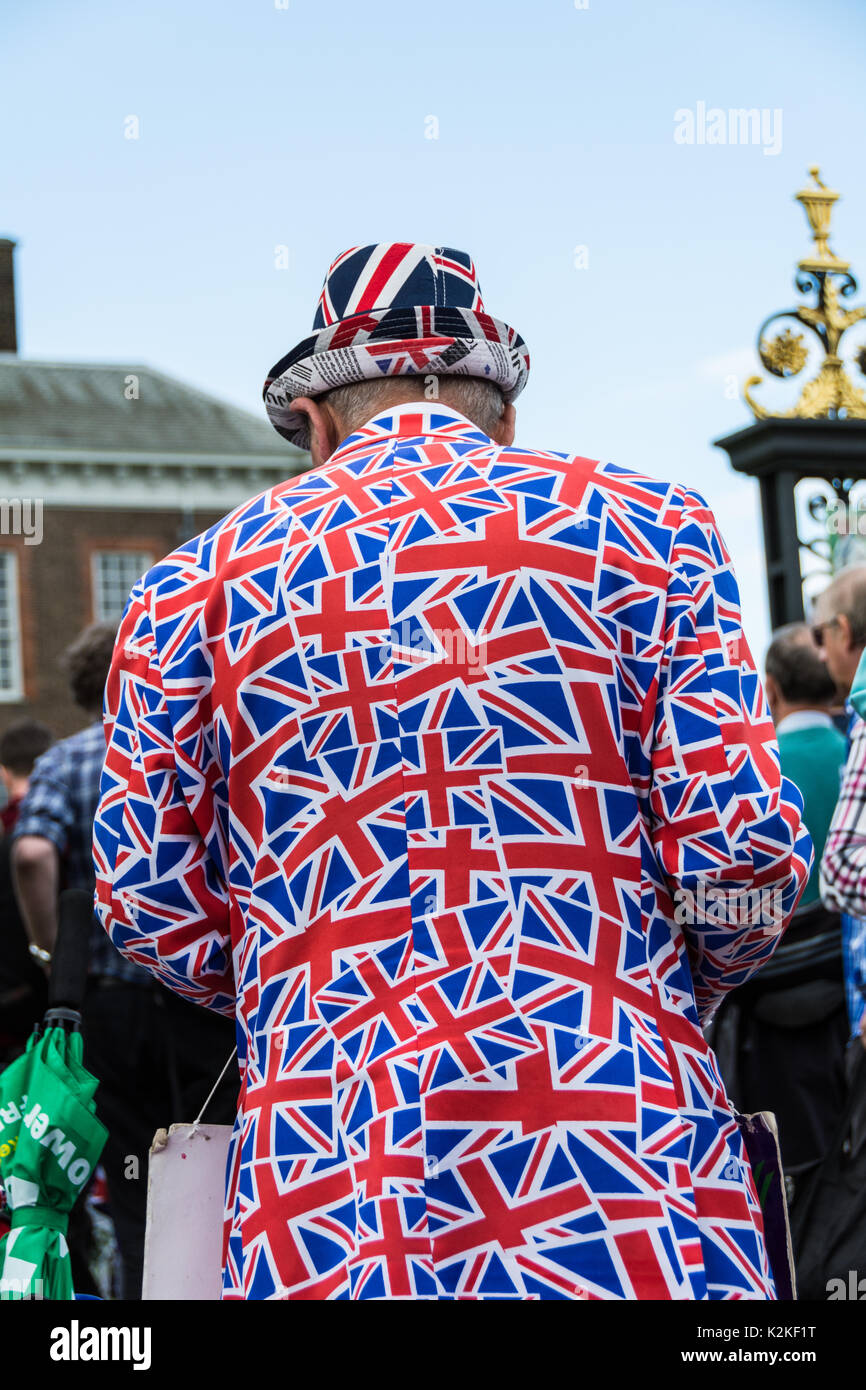 Royal fan Terry Hutt outside the gates of Kensington Palace to commemorate and pay tribute to Princess Diana, twenty years after her death. Stock Photo