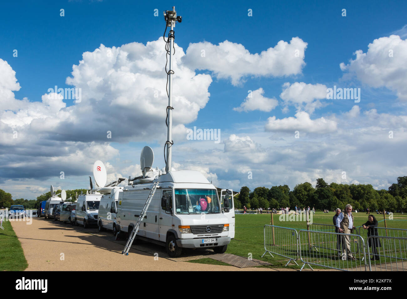 London, UK. 31st Aug, 2017. Well wishers, photographers and news crews jostle outside the gates of Kensington Palace to commemmorate and pay tribute to Princess Diana, twenty years after her death. Credit: Benjamin John/Alamy Live News Stock Photo