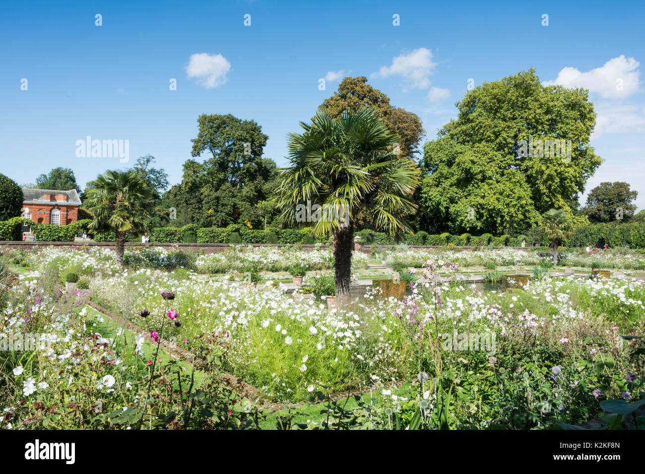 London, UK. 31st Aug, 2017. Well wishers visit the White Garden at Kensington Palace to commemorate and pay tribute to Princess Diana, twenty years after her death. Credit: Benjamin John/Alamy Live News Stock Photo