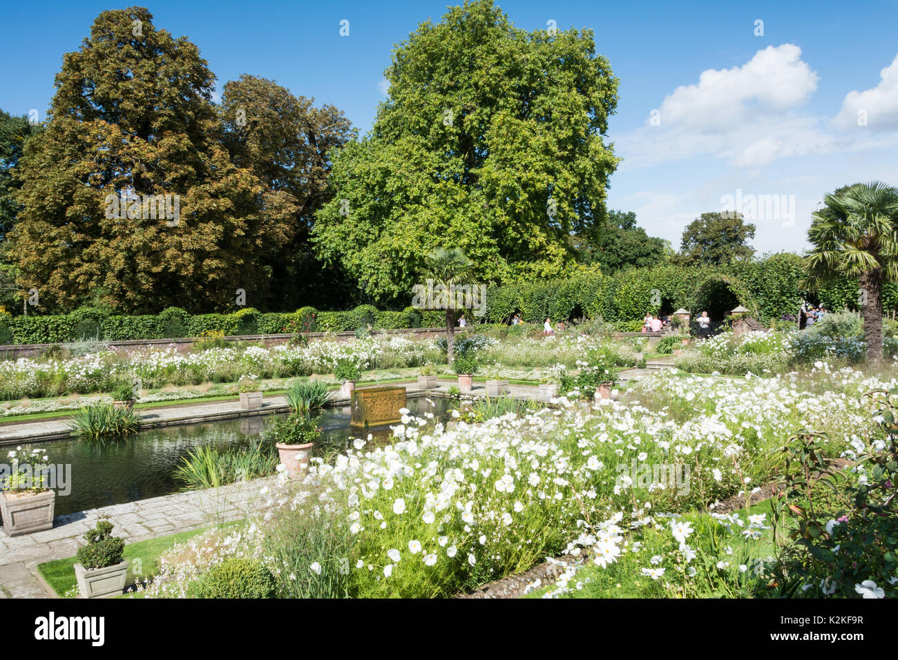 London, UK. 31st Aug, 2017. Well wishers visit the White Garden at Kensington Palace to commemorate and pay tribute to Princess Diana, twenty years after her death. Credit: Benjamin John/Alamy Live News Stock Photo