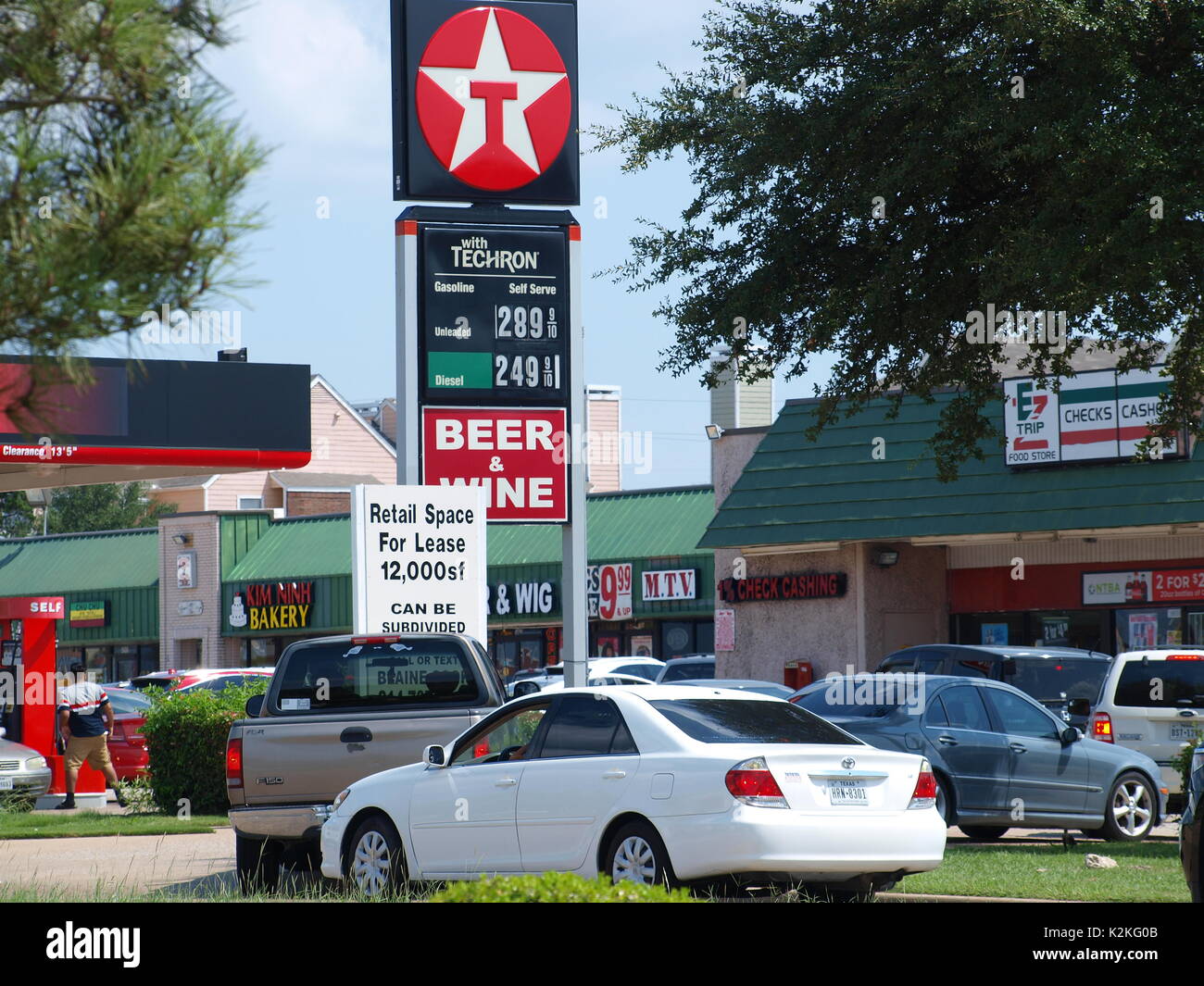 Dallas,USA,31st August 2017: Gasoline prices and supply surprised everyone in North Texas today. Many stations ran out of gasoline, while others had long lines with customers that had short fuses. Some think that it will go away as quick as it came, while others are already putting the finger on a bigger problem down the road. Credit: dallaspaparazzo/Alamy Live News Stock Photo