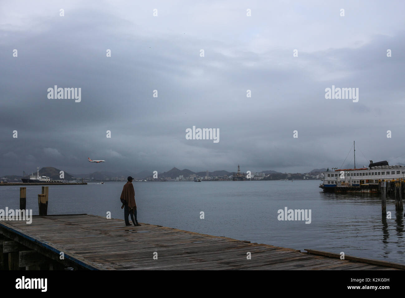 Rio de Janeiro, Brazil, August 31, 2017: End of August is marked by falling temperatures in the city of Rio de Janeiro. The thermometers marked below 20 degrees celsius. In this image Gol plane flies over Guanabara Bay en route from Santos Dumont Airport in cold and cloudy day in downtown Rio. Credit: Luiz Souza/Alamy Live News Stock Photo