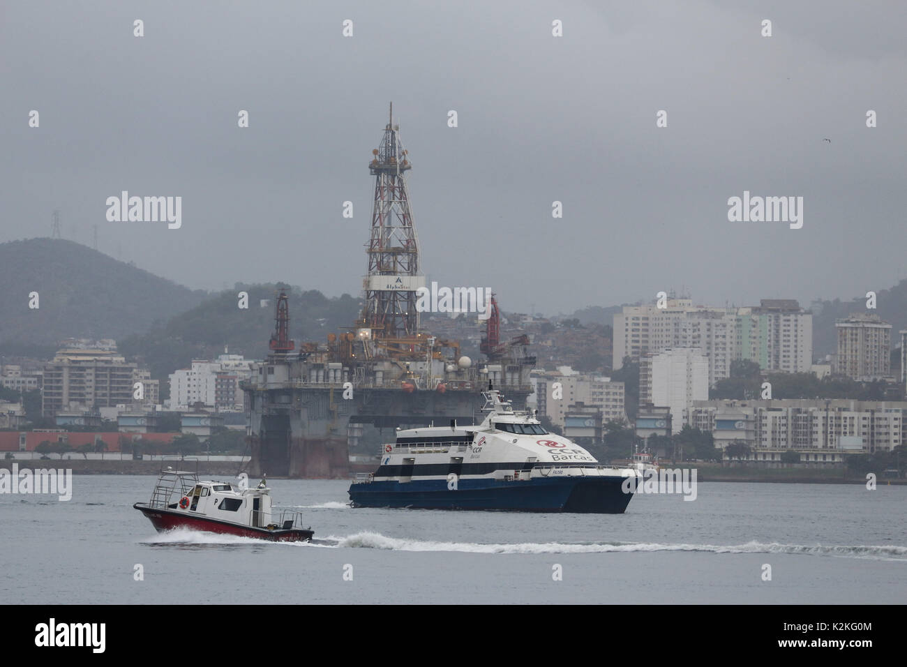 Rio de Janeiro, Brazil, August 31, 2017: End of August is marked by falling temperatures in the city of Rio de Janeiro. The thermometers marked below 20 degrees celsius. In this image boats travel near the oil platform in the Guanabara Bay, in the Center of Rio. Credit: Luiz Souza/Alamy Live News Stock Photo