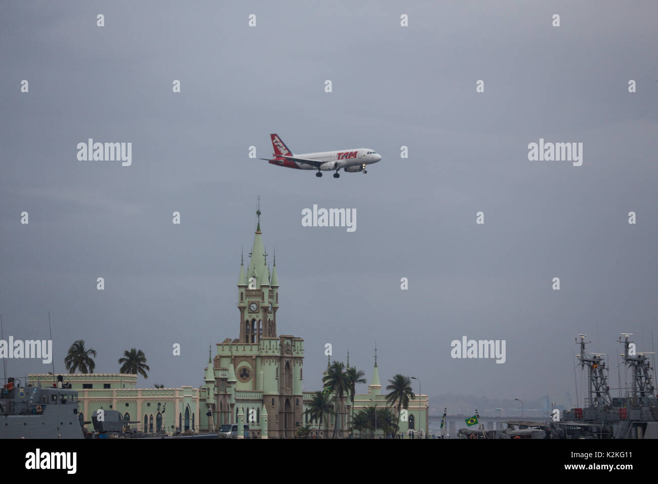 Rio de Janeiro, Brazil, August 31, 2017: End of August is marked by falling temperatures in the city of Rio de Janeiro. The thermometers marked below 20 degrees celsius. In this image Latam plane flies over the Fiscal Island, historic building in the Guanabara Bay, in downtown Rio. Credit: Luiz Souza/Alamy Live News Stock Photo