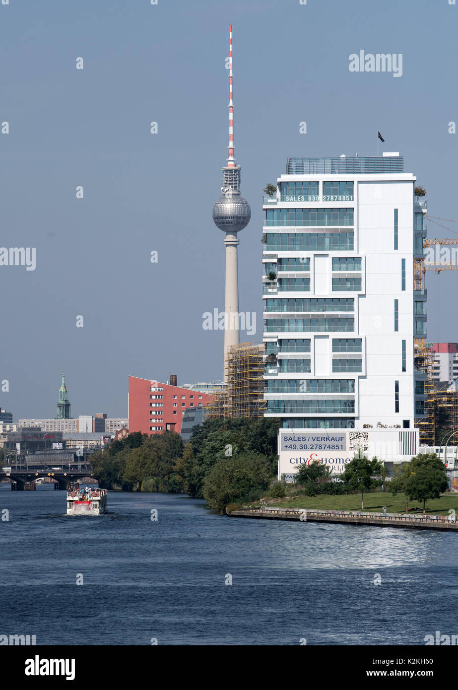 Berlin, Germany. 30th Aug, 2017. A ship drives by new buildings adjacent to the River Spree in Berlin, Germany, 30 August 2017. The housing boom is a theme constantly discussed in the German capital. Photo: Bernd von Jutrczenka/dpa/Alamy Live News Stock Photo