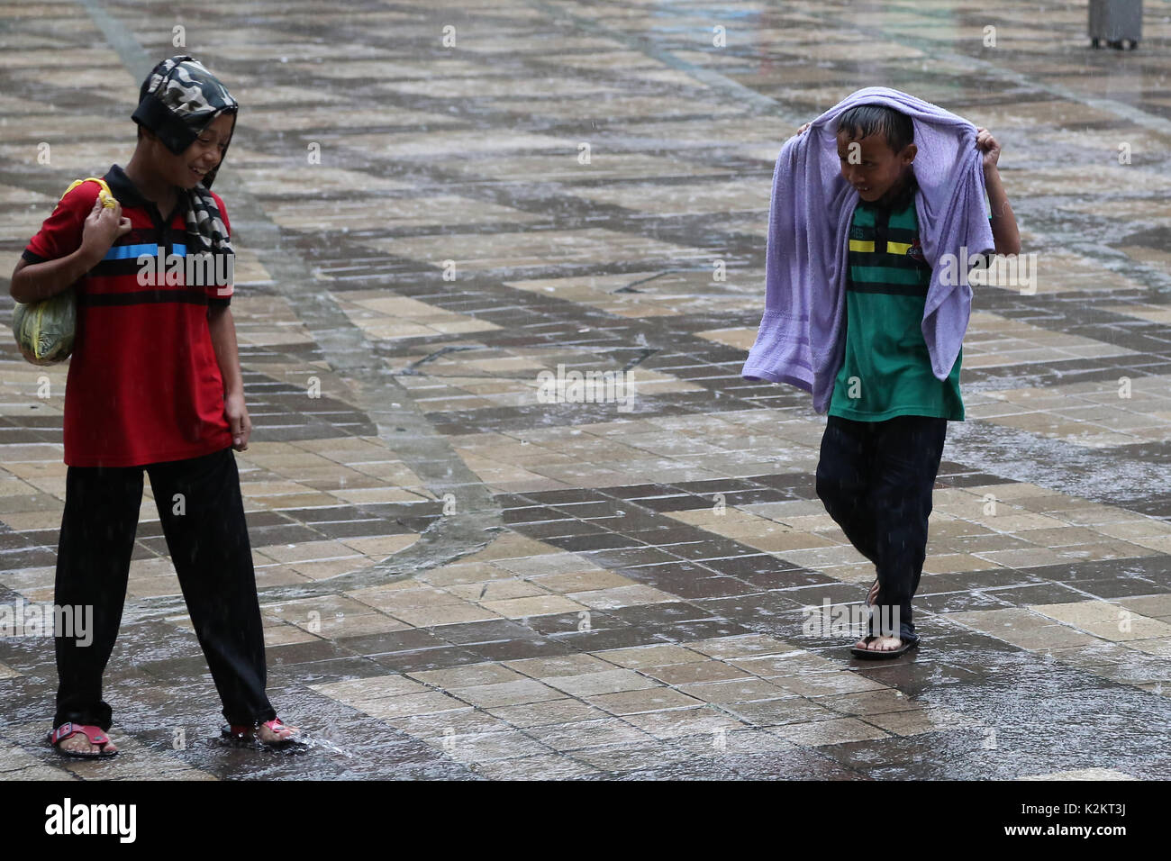 Kuala Lumpur, Malaysia. 1st Sep, 2017. People shelter from heavy