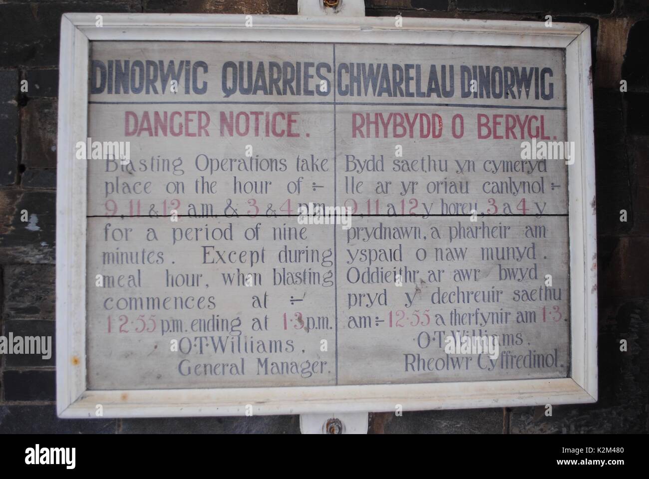 Danger Notice, Dinorwic Quarries, Llanberis, Snowdonia, North Wales, UK - Welsh Language Stock Photo