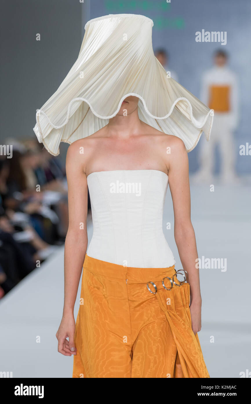 Girls model models catwalk fashion hi-res stock photography and images ...