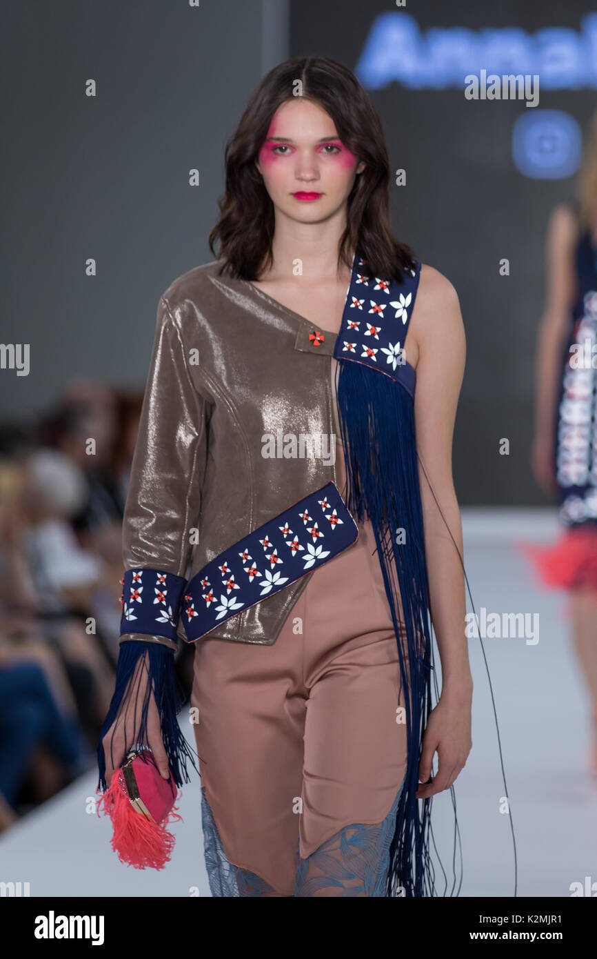Girls model models catwalk fashion hi-res stock photography and images ...