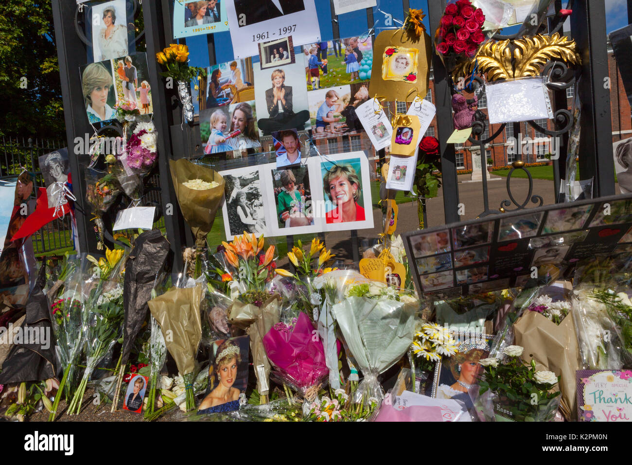 London, UK. 31st Aug, 2017. Diana, 20th Anniversary: Kensington Palace, London, UK. 31st Aug, 2017. Hundreds of people lay floral tributes outside Kensington Palace to mark the 20th anniversary of the death of Diana. Credit: Steve Parkins/Alamy Live News Stock Photo