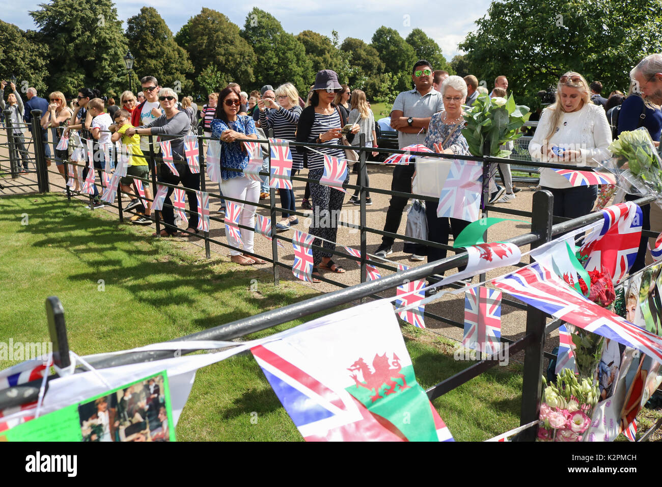 London UK. 31st August 2017. Wellwishers continue to arrive outside Kensington Palace gates   in London to pay tribute on the 20th anniversary of the death of Diana Princess of Wales who tragically died in a fatal car accident in Paris on 31st August 1997 Credit: amer ghazzal/Alamy Live News Stock Photo