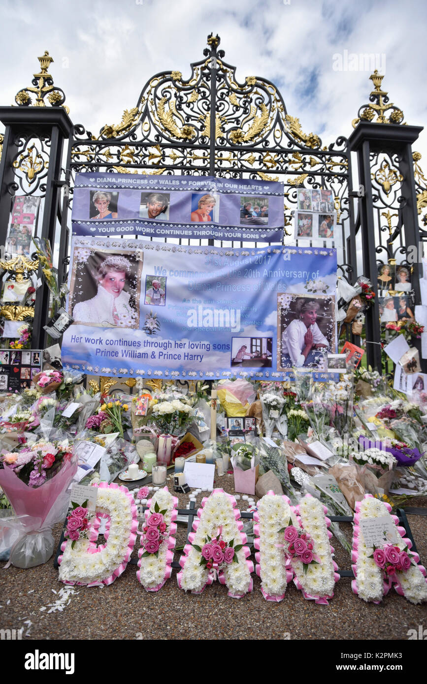 London, UK.  31 August 2017.  Wellwishers and Royal fans gather outside the gates to Kensington Palace to leave floral tributes on the 20th anniversary of the death of Princess Diana. Credit: Stephen Chung / Alamy Live News Stock Photo