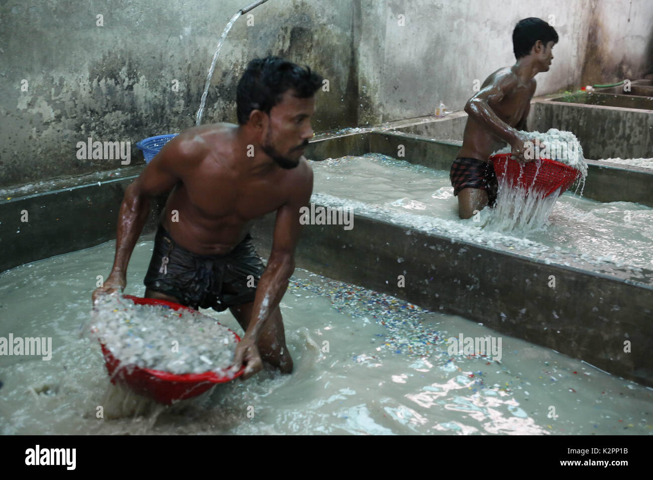 Dhaka, Bangladesh. 31st Aug, 2017. Bangladeshi labors cleaning plastic