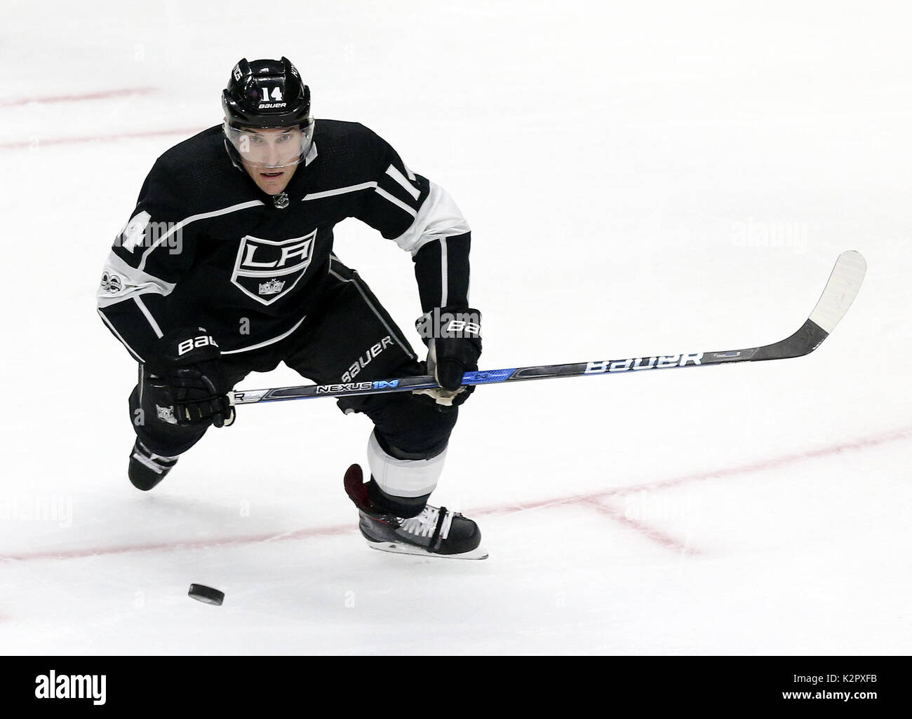 Los Angeles, California, USA. 9th Nov, 2017. Los Angeles Kings forward Michael Cammalleri (14) dives for the puck during a 2017-2018 NHL hockey game against Tampa Bay Lightning in Los Angeles on November 9, 2017. Tampa Bay Lightning won 5-2 Credit: Ringo Chiu/ZUMA Wire/Alamy Live News Stock Photo