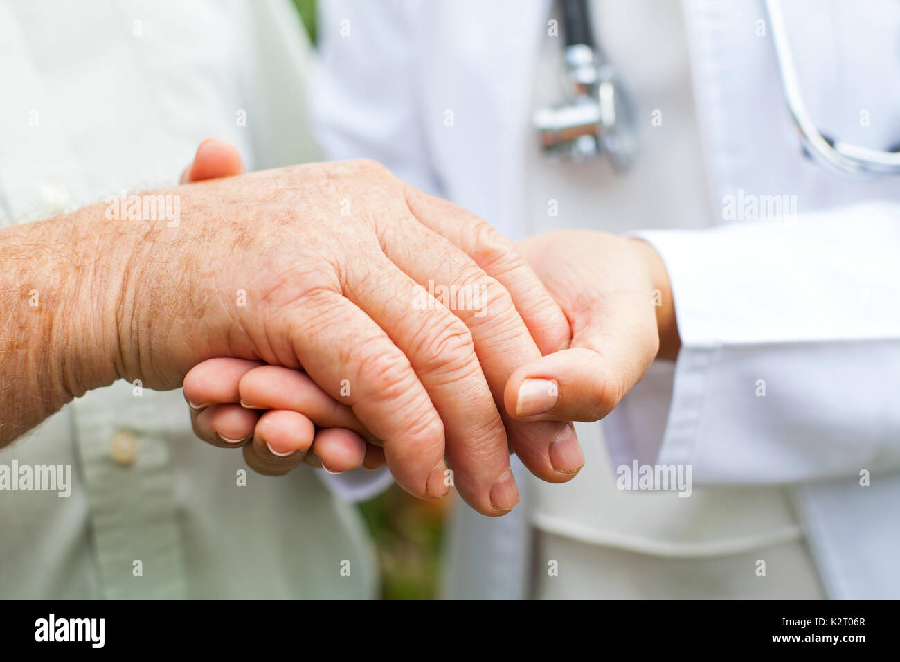 тремор рук причины. боль в суставах. легкий тремор рук причины. трясутся руки у пожилого человека лечение. тремор у пожилых.