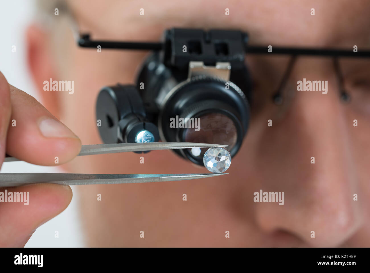 Diamond magnifying glass hires stock photography and images Alamy