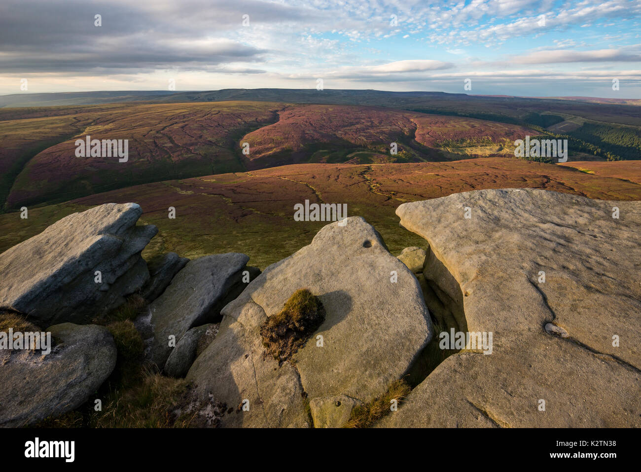 Beautiful summer evening on the northern edge of Kinder Scout in the Peak District, Derbyshire, England. Stock Photo