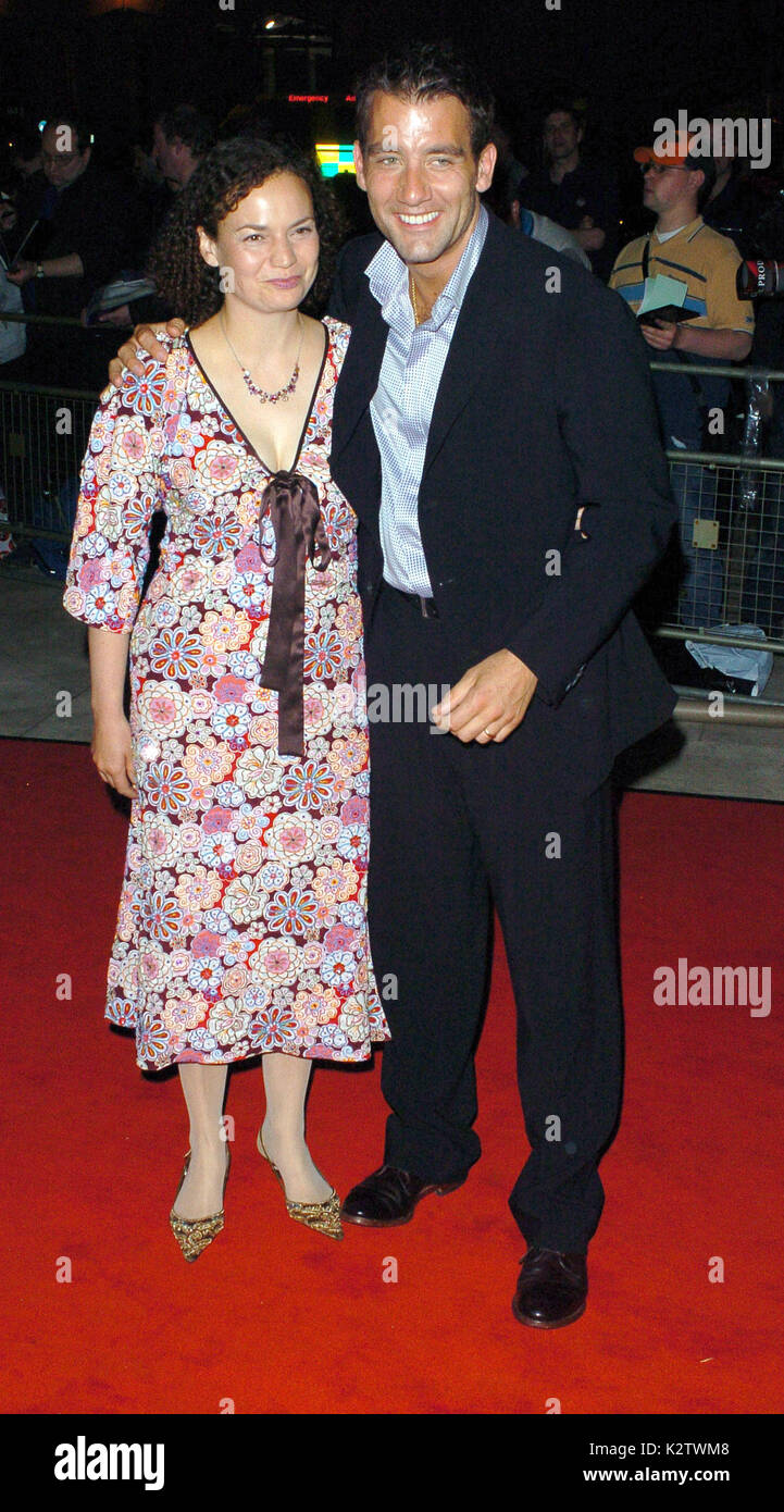 Picture must be credited ©Alpha Press 055411 15/07/04 Clive Owen and wife Saeah Jane FentonKing Arthur Premiere After Party at The Guildhall in London Stock Photo