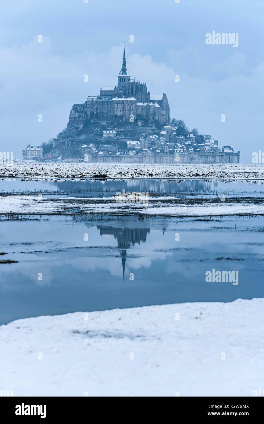 Mont Saint-Michel (Saint Michael's Mount), Normandy, north-western France: Le Mont Saint-Michel and its abbey in the morning mist and snow. Drawing de Stock Photo