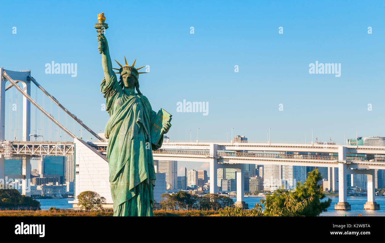 Statue of Liberty in Odaiba area, Tokyo, Japan                                                      TOKYO, JAPAN - NOVEMBER 27 2015: A replica of Amer Stock Photo