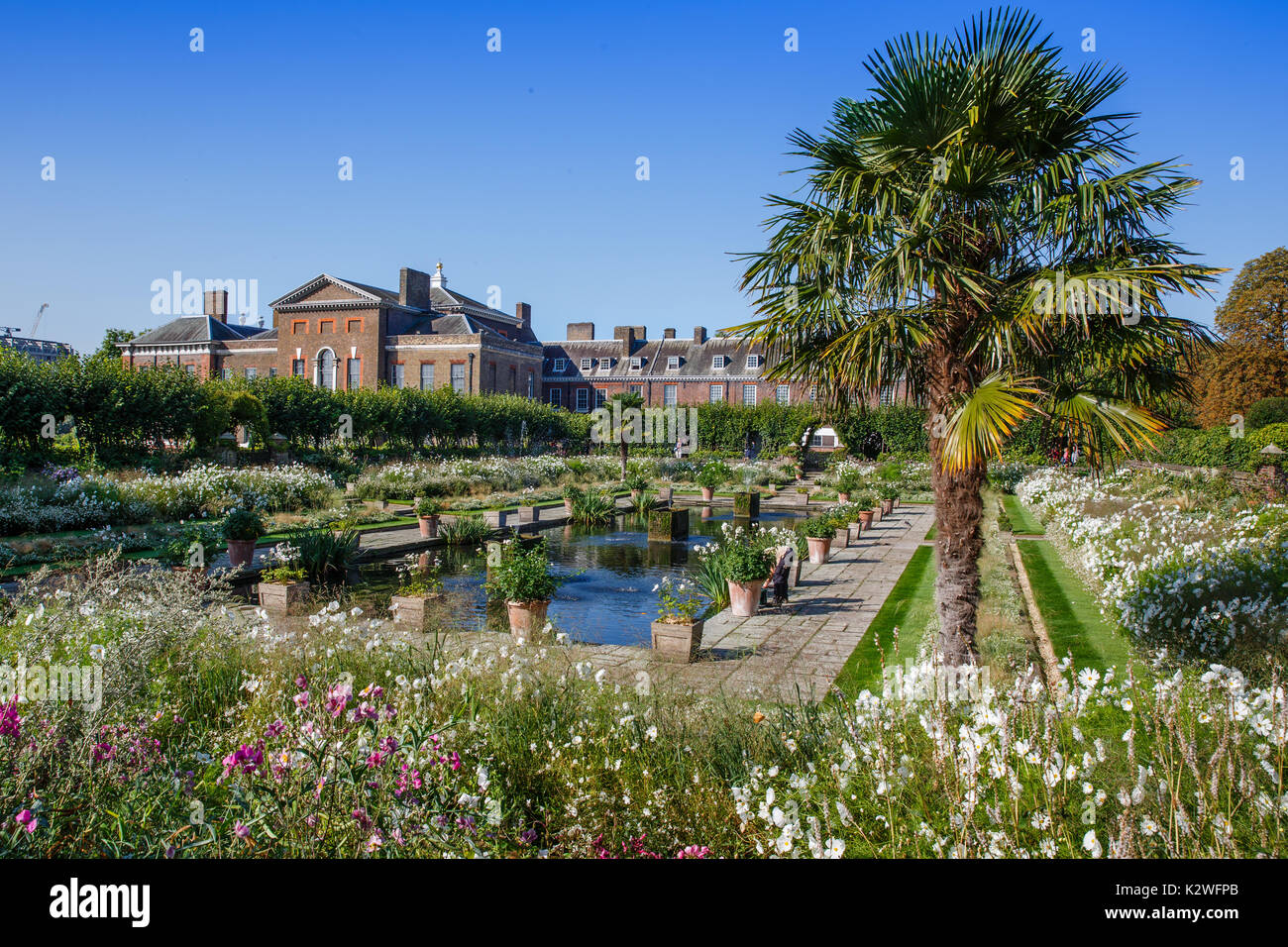 The White Garden in the grounds of Kensington Palace, London, created by the Royal gardeners in memory of Diana, Princess of Wales. Stock Photo