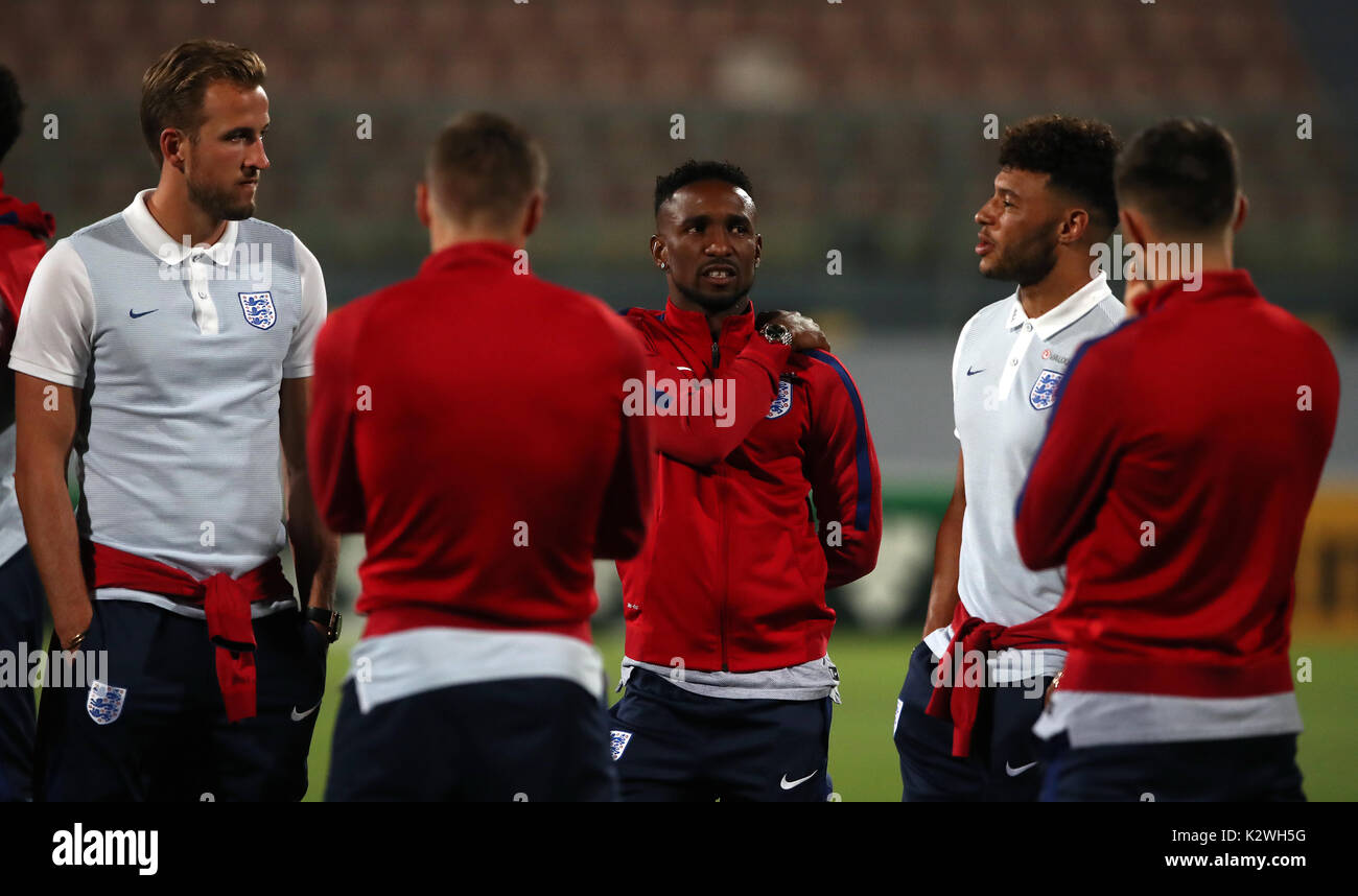 England's Jermain Defoe (centre), Harry Kane (left) and Alex Oxlade-Chamberlain (right) during a walkaround of the National Stadium, Ta' Qali, Malta. Stock Photo