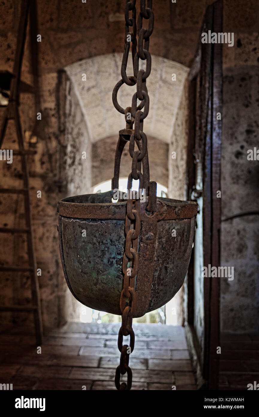 CASTLE BUCKET FOR THROWING HOT OIL DOWN ON THE ENEMY BELOW. CASTELLO DI
