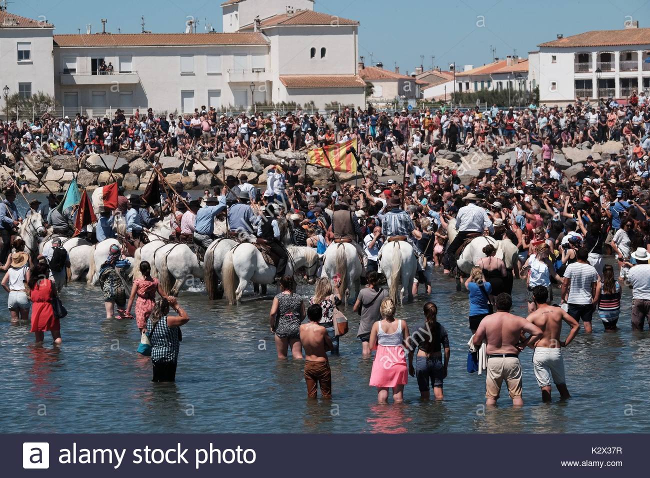Photo Ancienne – Procession Et L’Évêque Aux Saintes-Maries-de-la-Mer (Bouches-du-Rhône) – Tirage Argentique D’époque Circa 1947