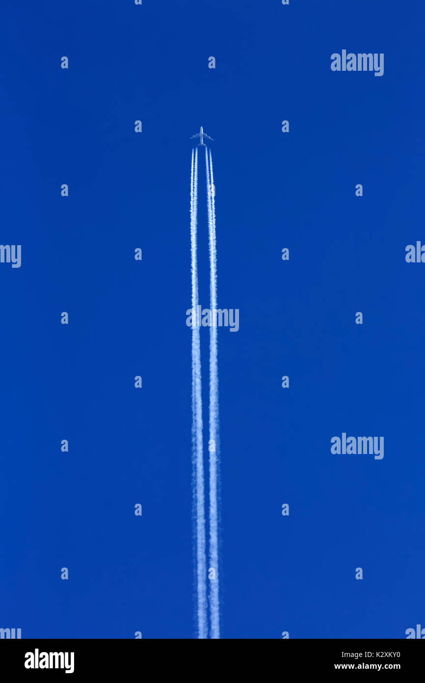 Airplane contrail hi-res stock photography and images - Alamy