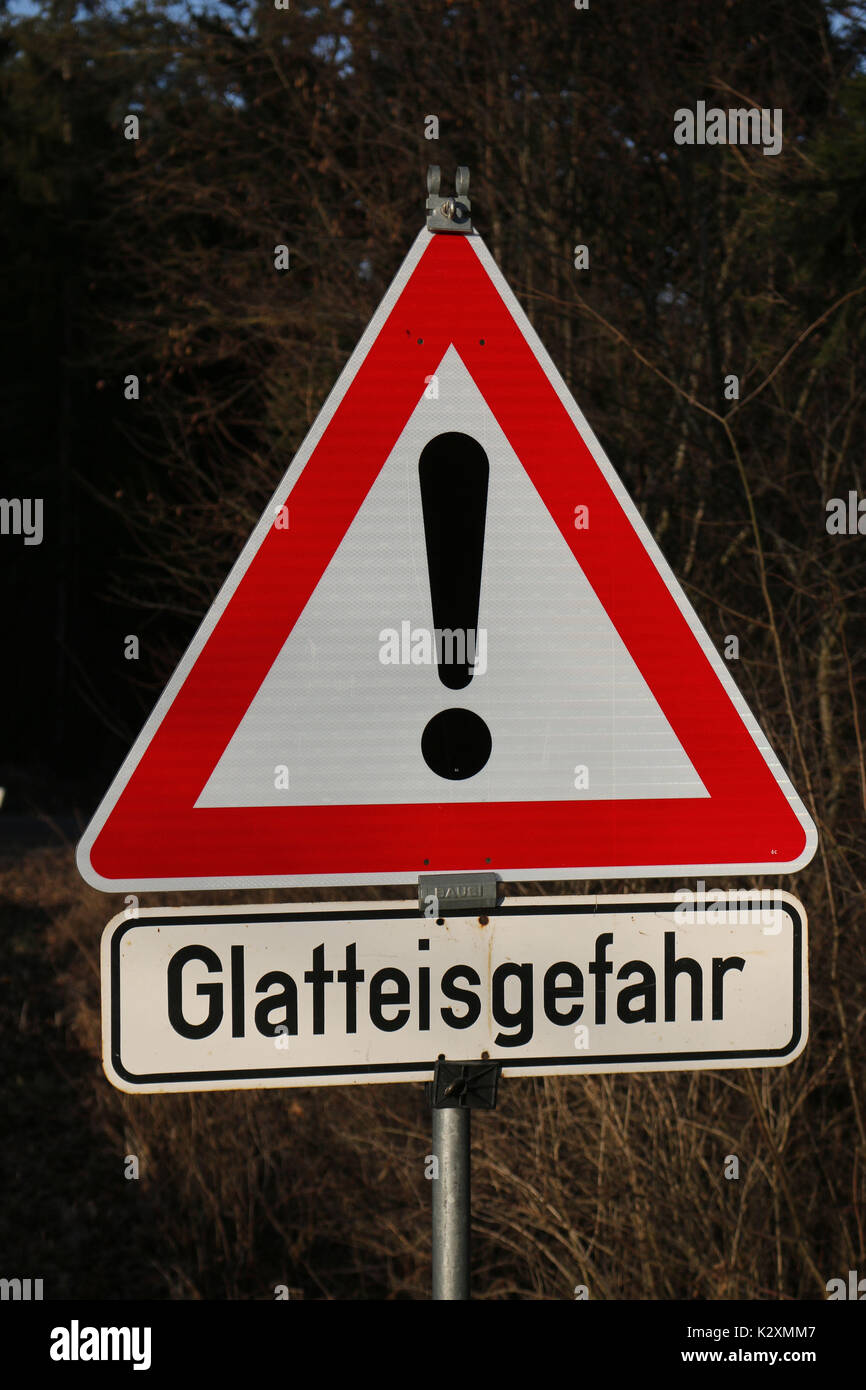 Glatteis, Glatteisgefahr, Verkehrszeichen, Gefahr, Rutschgefahr,  Unfallgefahr, Winter, Straße Stock Photo - Alamy