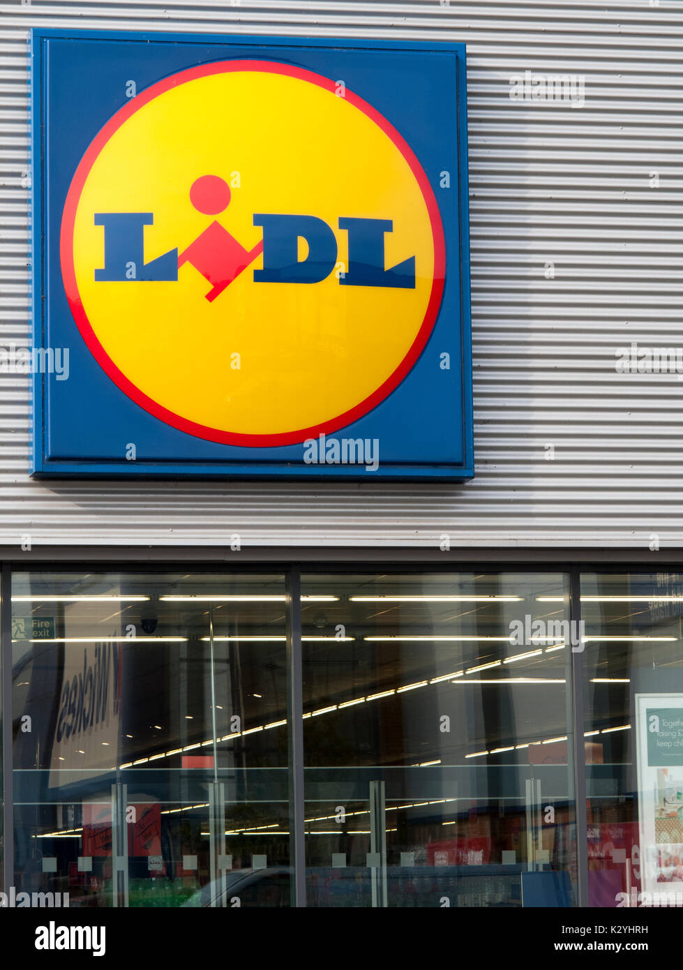vloek compromis Nautisch Lidl sign over store entrance, German global discount supermarket chain,  part of the Schwarz Group Stock Photo - Alamy