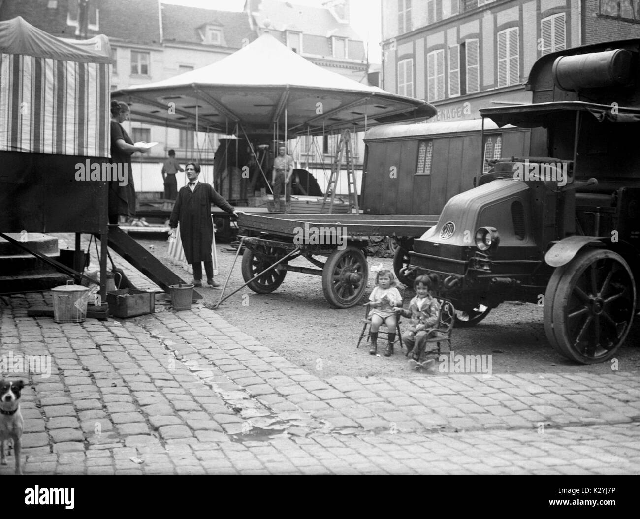 AJAXNETPHOTO. 1908 - 1914 (APPROX). FRANCE. - CAROUSEL AND EARLY UTIL TRUCK TRACTOR (RIGHT) IN A FRENCH TOWN. PHOTOGRAPHER:UNKNOWN © DIGITAL IMAGE COPYRIGHT AJAX VINTAGE PICTURE LIBRARY SOURCE: AJAX VINTAGE PICTURE LIBRARY COLLECTION REF:1908 14 Stock Photo