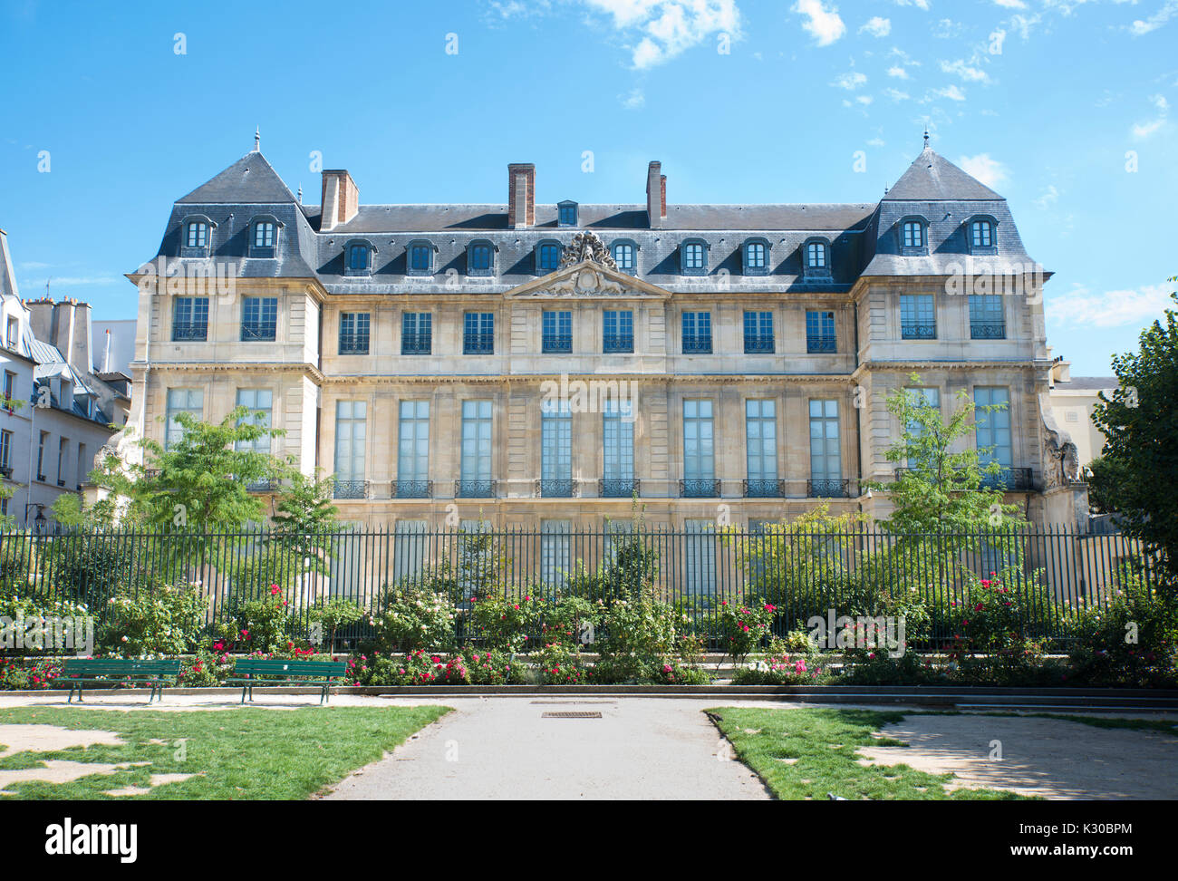 Jardin de l'Hotel Salé-Léonor-Fini in the Marais district in Paris, France Stock Photo