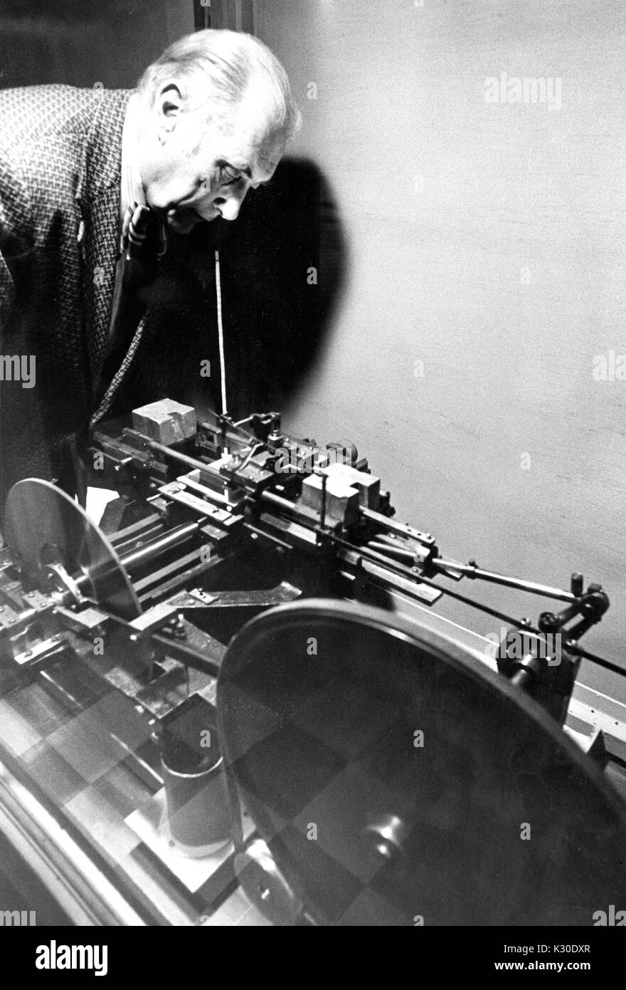 American optical physicist William Fastie demonstrating operation of Henry Augustus Rowland's grating machine at Rowland-Wood Symposium Symposium, 1976. Stock Photo