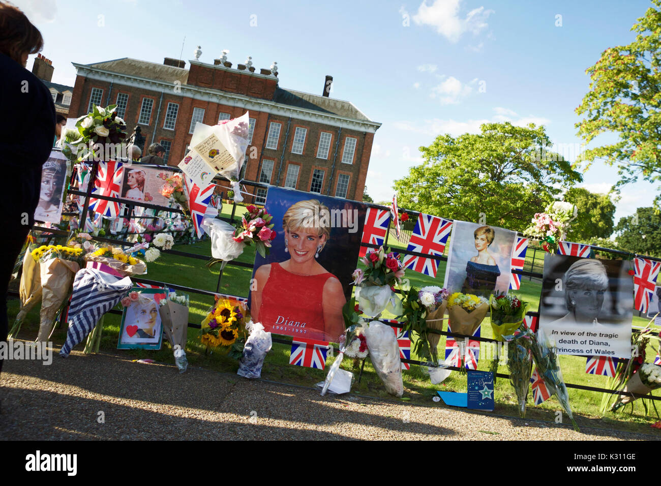 London, UK. 31 August 2017.  Tributes to Diana Princess of Wales, outside the gates of Kensington Palace, on the 20th anniversary of her death. Stock Photo