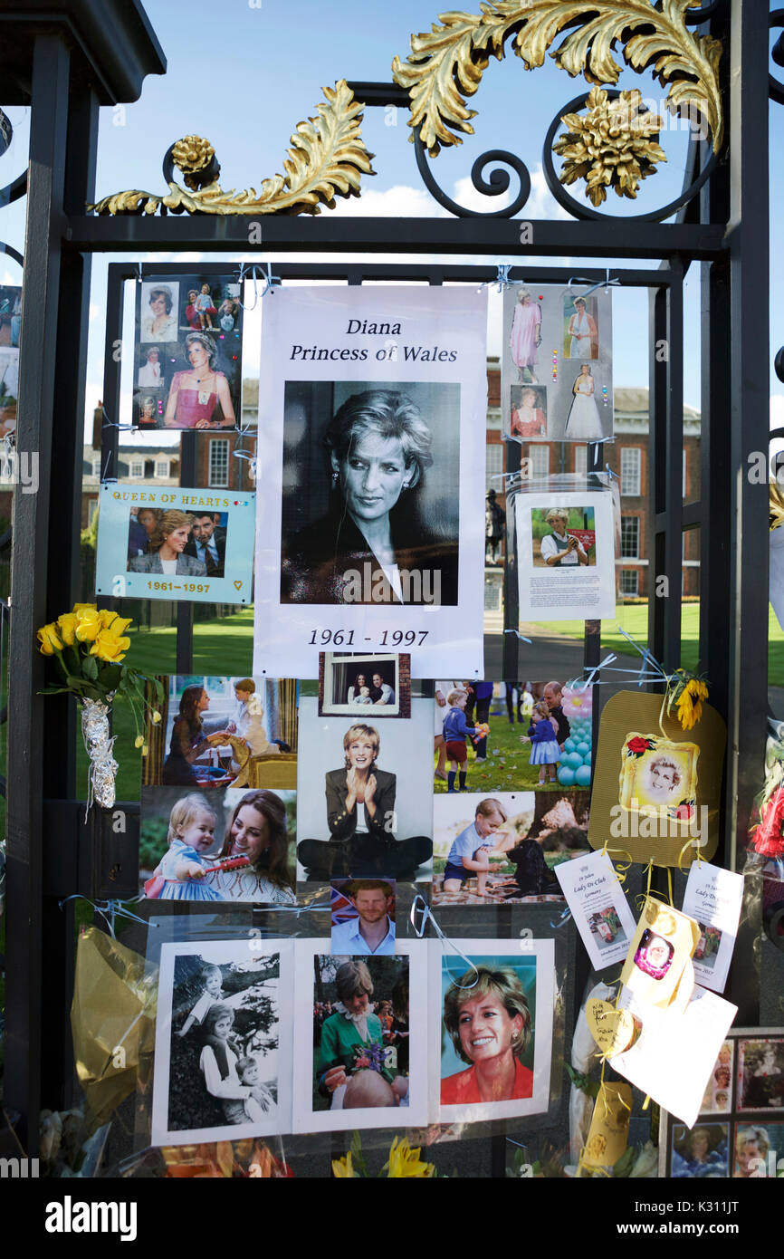 London, UK. 31 August 2017.  Tributes to Diana Princess of Wales, outside the gates of Kensington Palace, on the 20th anniversary of her death. Stock Photo