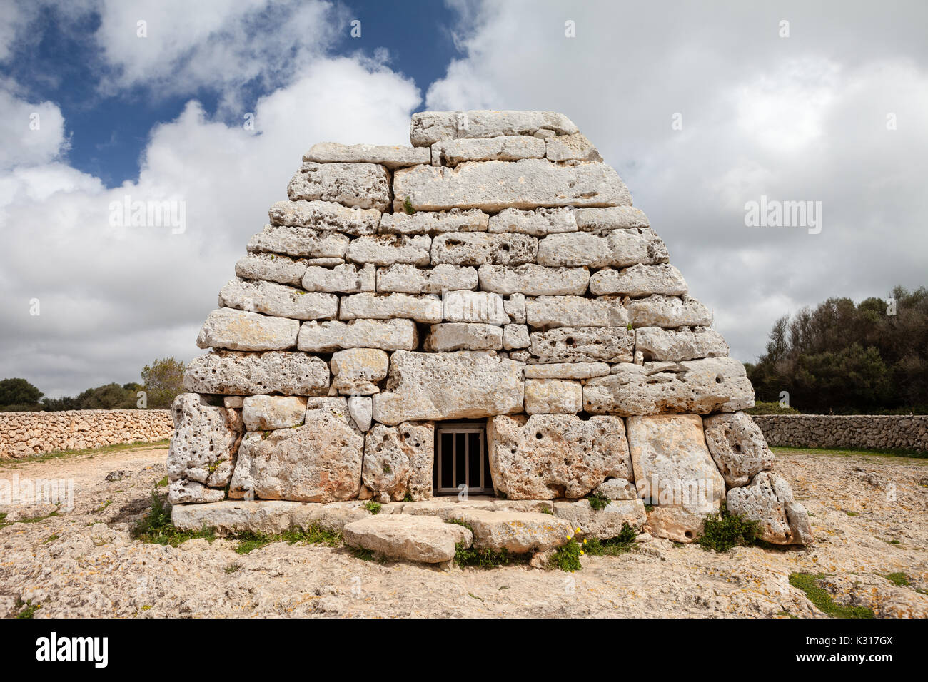 Naveta menorca hi-res stock photography and images - Alamy