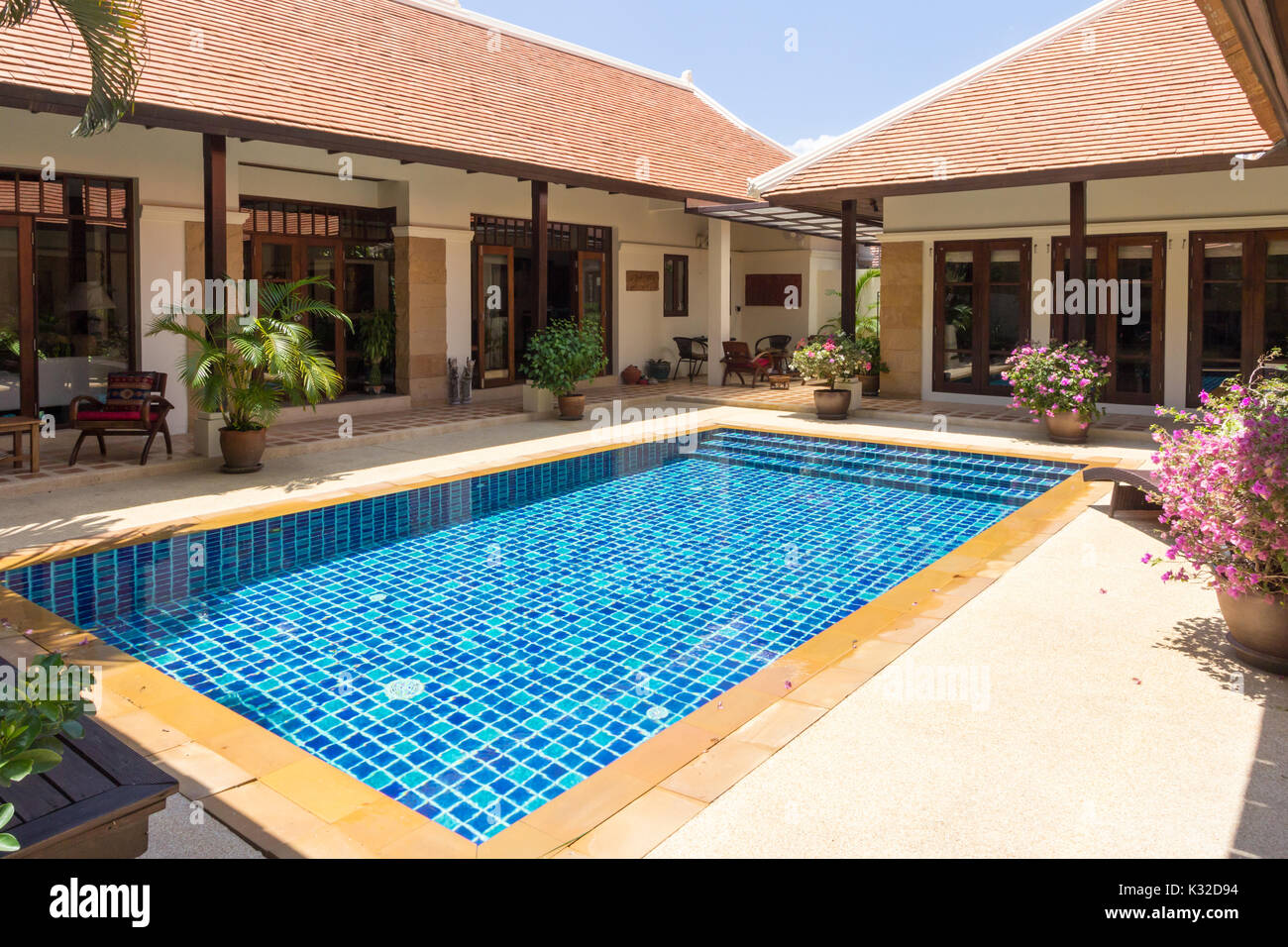 Bungalow swimming pool hi-res stock photography and images - Alamy