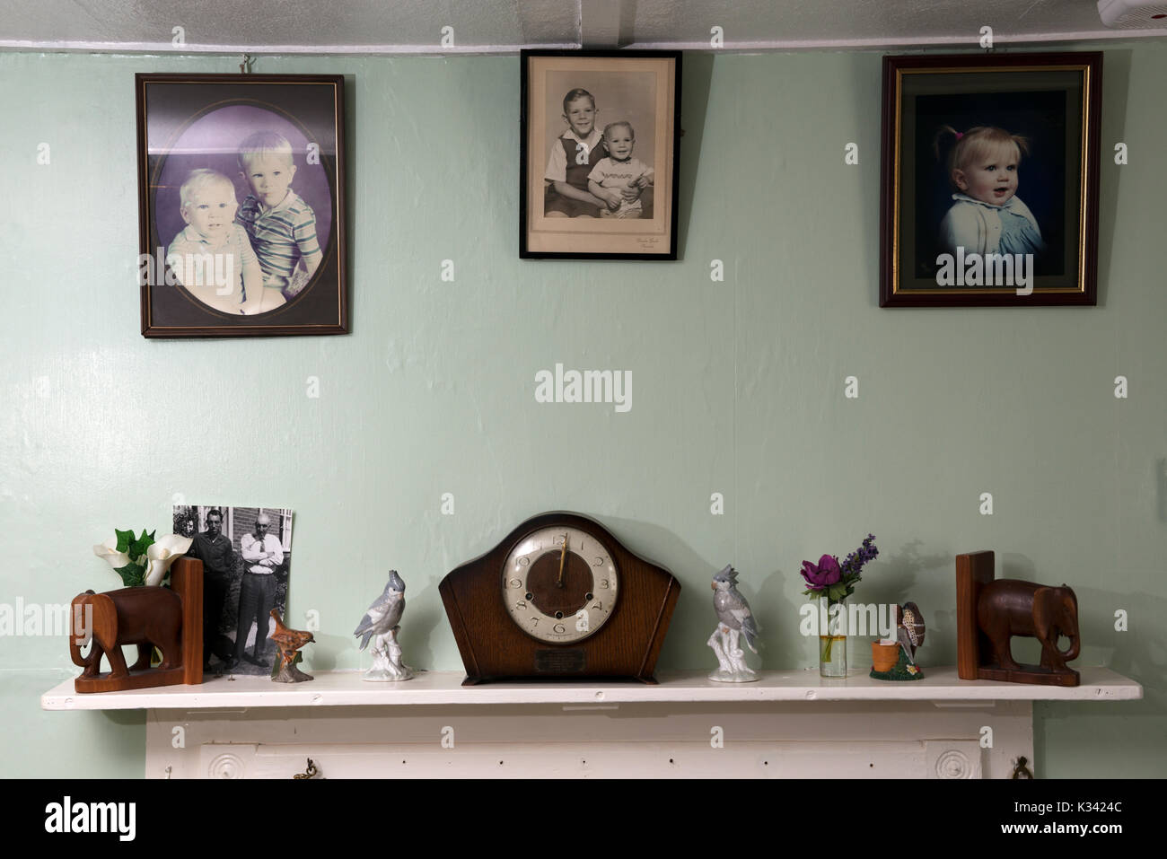 Mantle piece photographs hi-res stock photography and images - Alamy