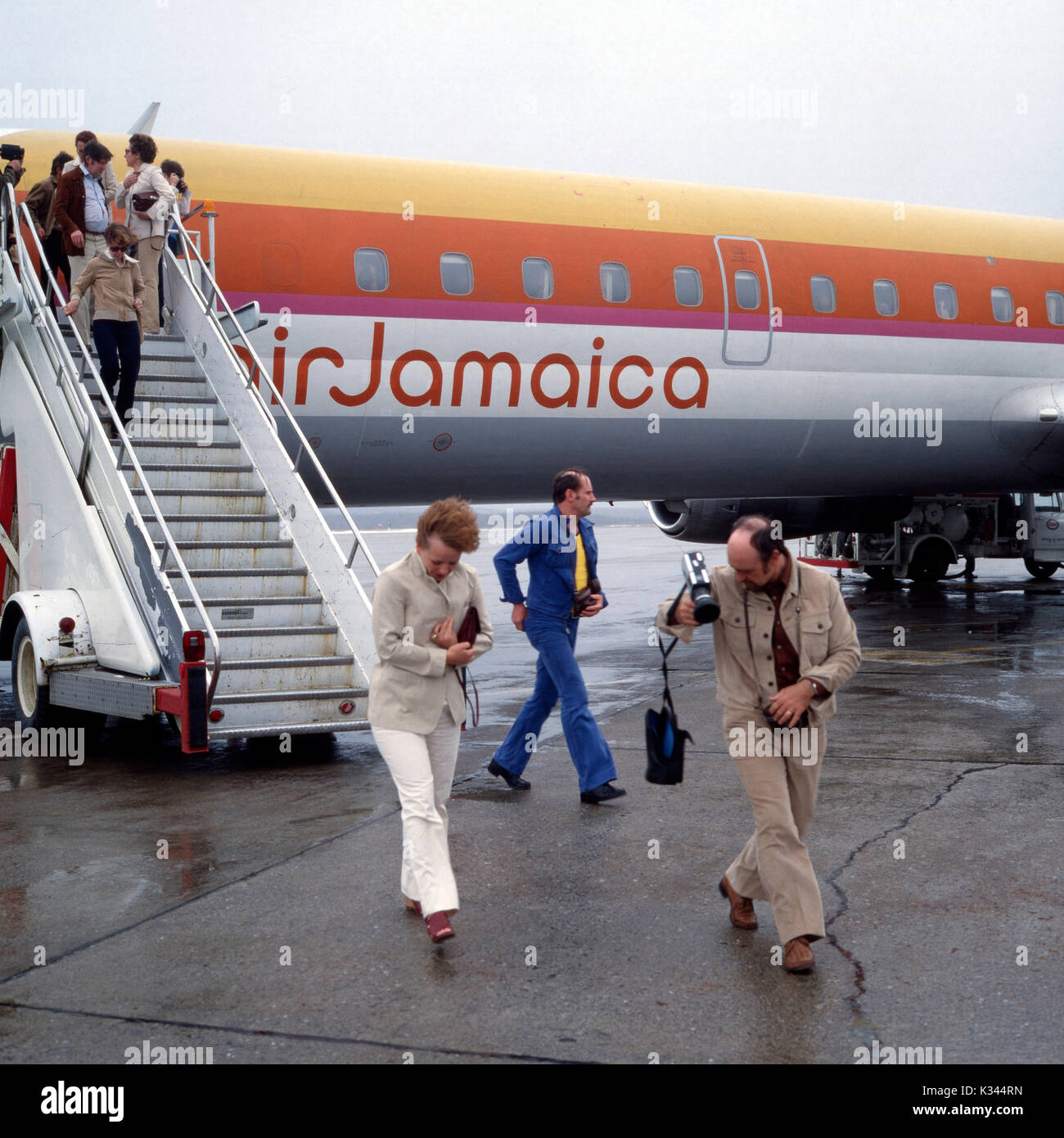 Flugzeug bei der Ankunft am Boden, 1980er. Aircraft arriving on ground, 1980s. Stock Photo