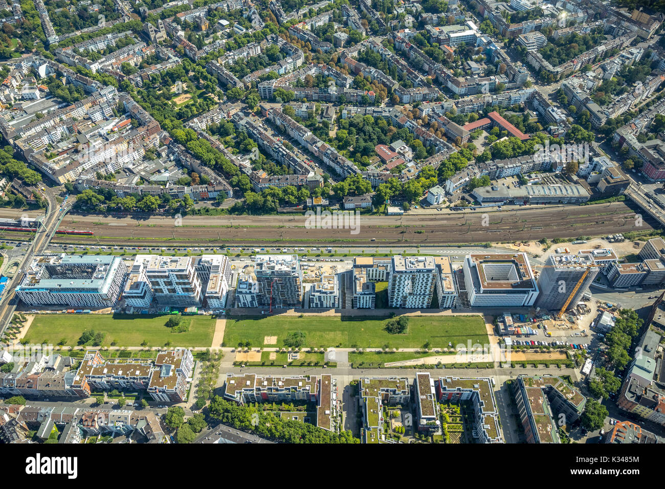 Modern architecture, Holiday Inn Dusseldorf City Toulouse Avenue, Berty Albrecht Park, Dusseldorf, Rhineland, North Rhine-Westphalia, Germany Dusseldo Stock Photo