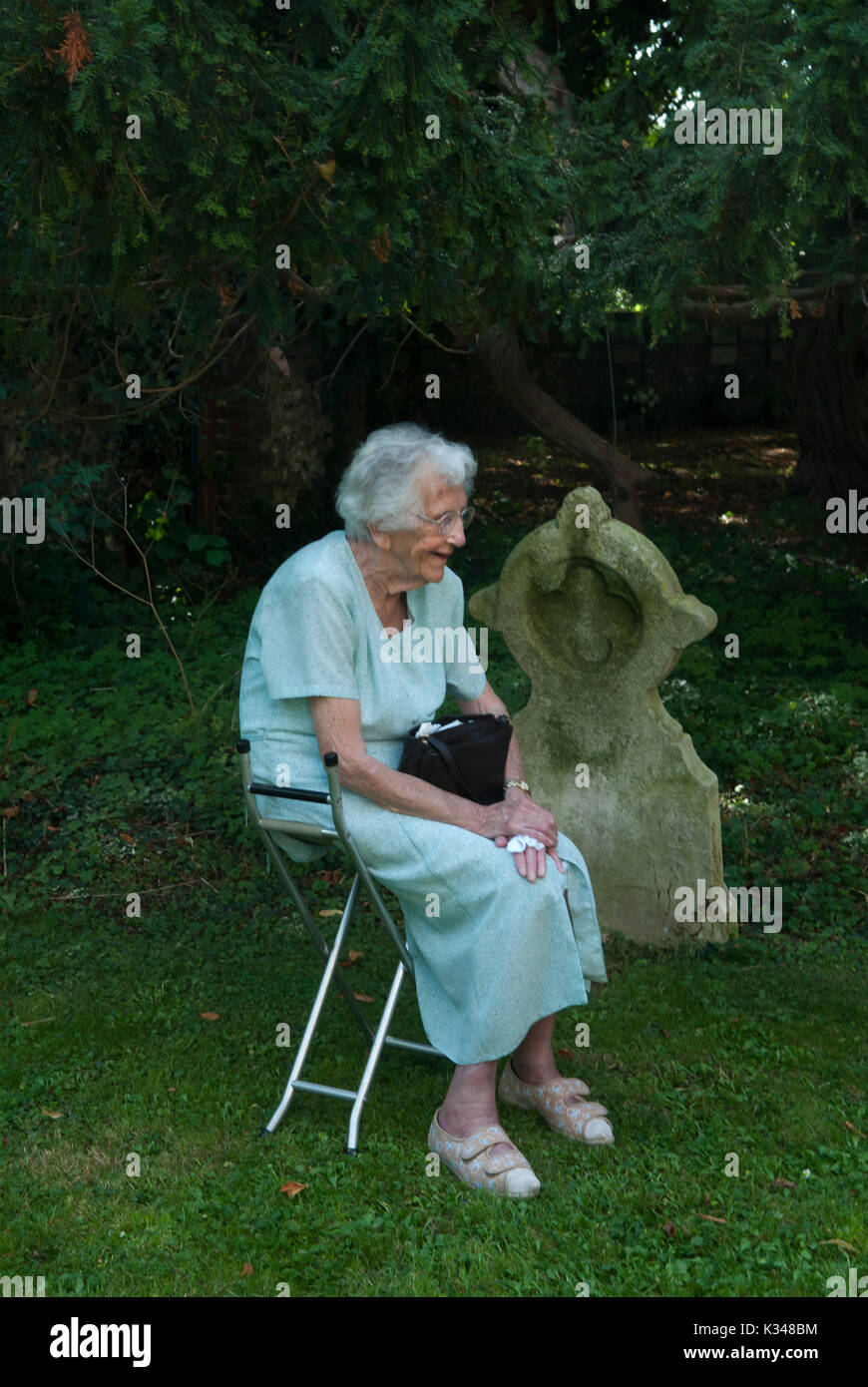 Oap Uk elderly woman lady tired sitting down 2010s HOMER SYKES Stock Photo