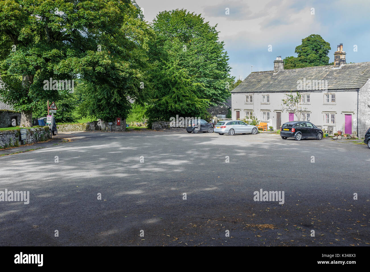 Middleton by Youlgreave, Derbyshire, England, UK Houses around the village square Stock Photo
