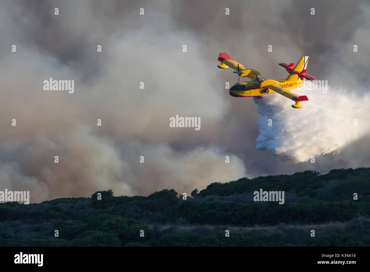 Fire fighting aircraft hires stock photography and images Alamy
