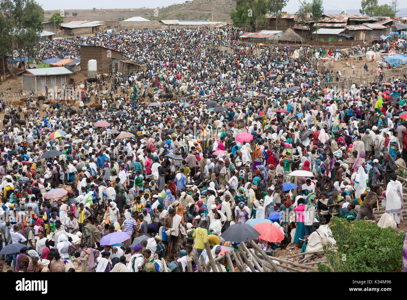 Crowds at the outdoor market held on Ethiopian Orthodox Easter Saturday