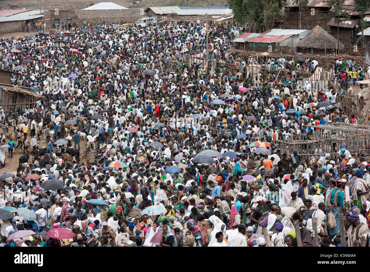 Crowds at the outdoor market held on Ethiopian Orthodox Easter Saturday to buy food to celebrate the end of the Lent period of fasting, Lalibela, Ethiopia Stock Photo