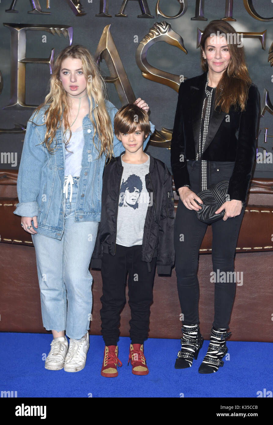 Photo Must Be Credited ©Alpha Press 079965 15/11/2016 Sara MacDonald and Son Donovan and Anais Gallagher European Premiere Of Fantastic Beasts And Where To Find Them Leicester Square London Stock Photo