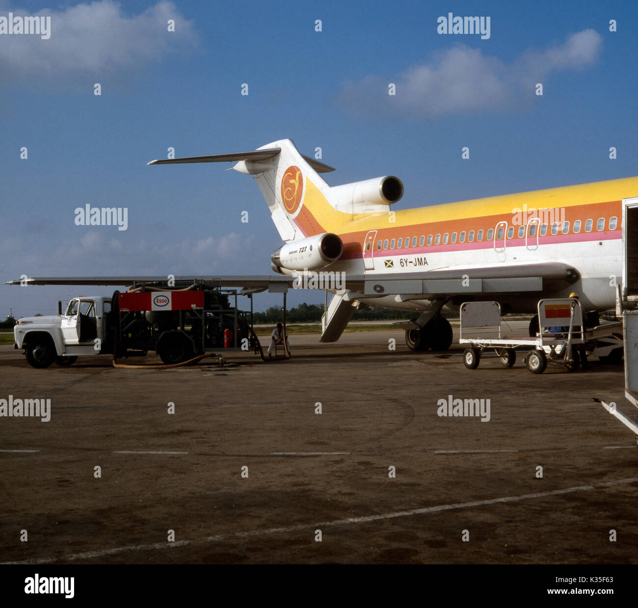 Flugzeug am Boden beim Auftanken, 1980er.Airplane on the ground during refueling, 1980s. Stock Photo